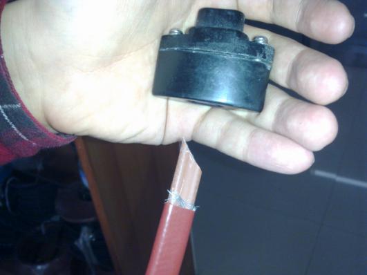 將電伴熱帶的末端剝?nèi)ネ庾o(hù)套及屏蔽層，將伴熱帶線芯剪成斜口